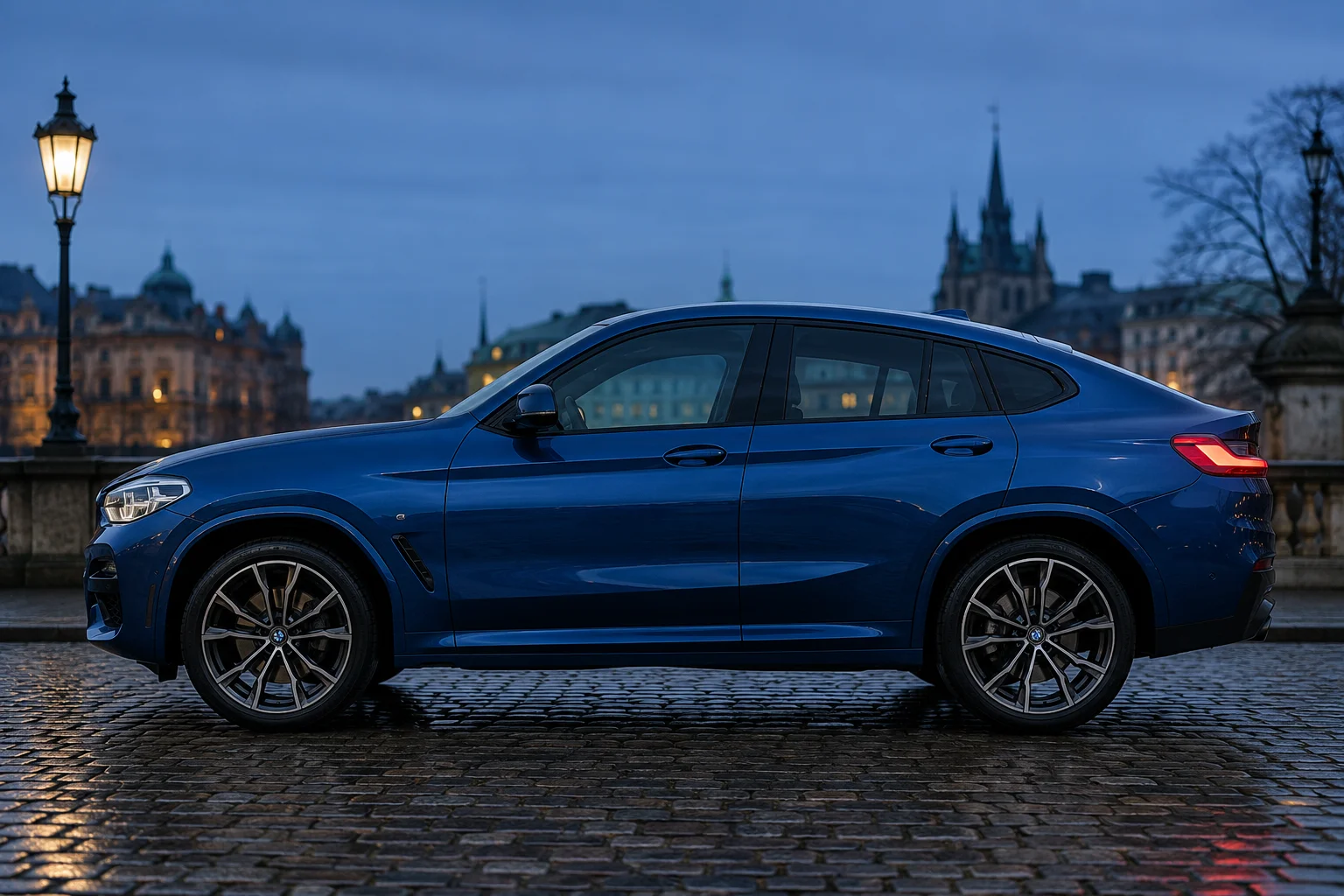 BMW X4 G02 w profilu z charakterystyczną opadającą linią dachu coupe-SUV