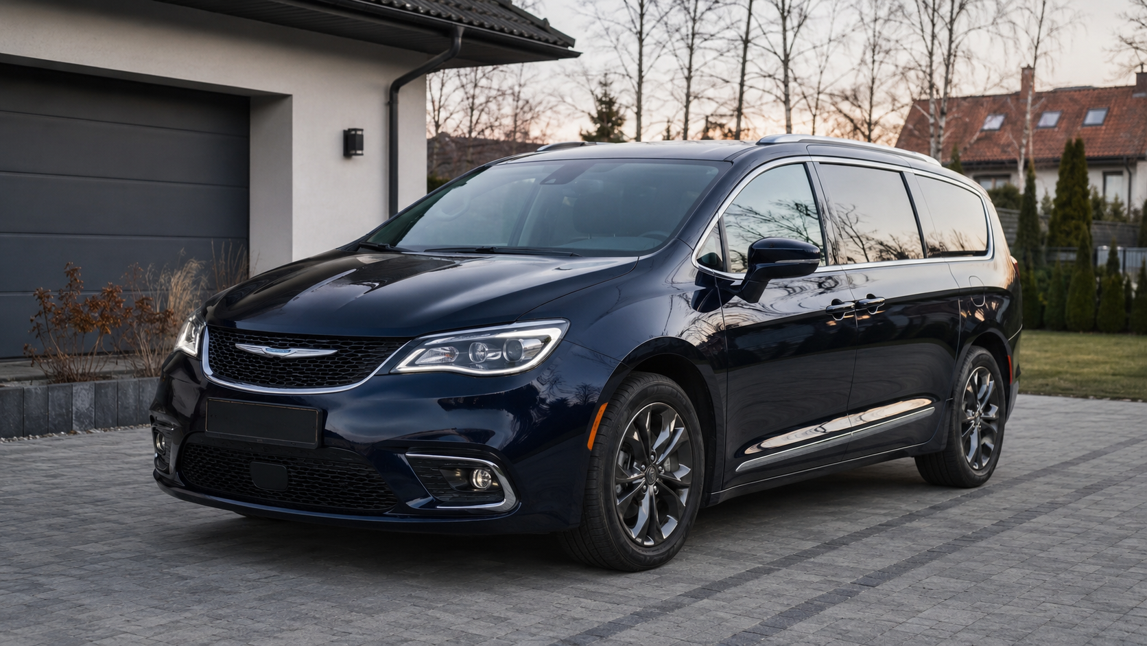 Chrysler Pacifica z USA, amerykański minivan generacji RU na podjeździe w Polsce po imporcie z aukcji