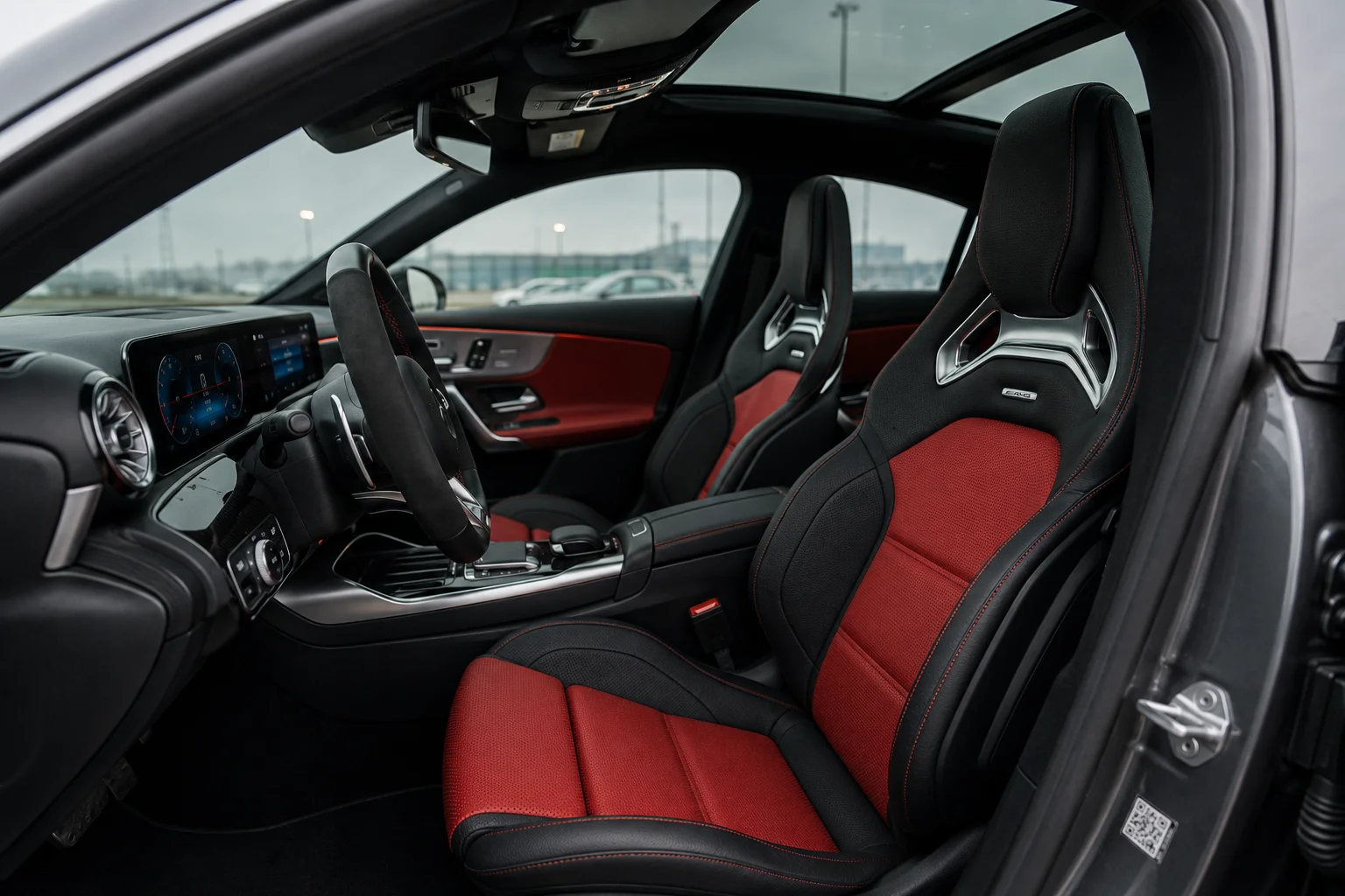Wnętrze AMG sprowadzonego CLA z USA z fotelami AMG Performance i panoramicznym dachem